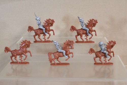 TIMPO BRITAINS SWOPPETS MOUNTED CRUSADER KNIGHTS & SOLDIERS ATTACKING om - Picture 20 of 23
