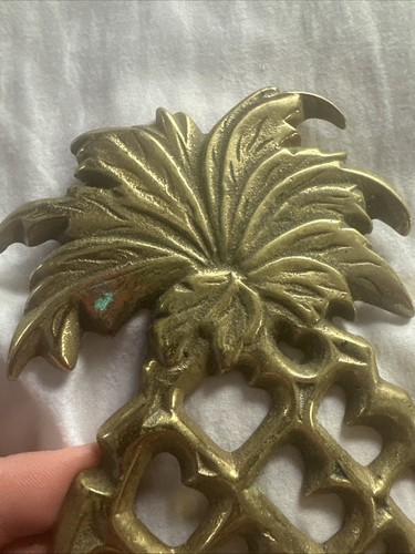 Brass Virginia Metalcrafters 1999 Williamsburg Trivet PINEAPPLE, Approx 5" X 8" - Picture 3 of 7