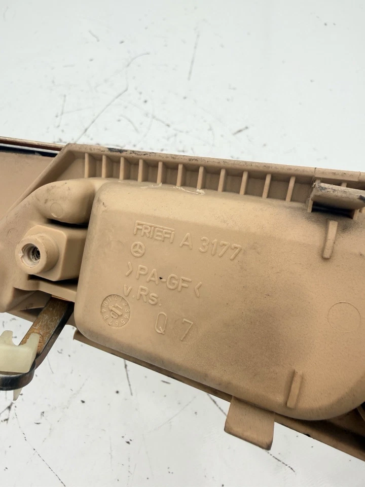 02-05 Mercedes C240 Front Right Interior Door Handle bezel OEM Foto 4 de 4