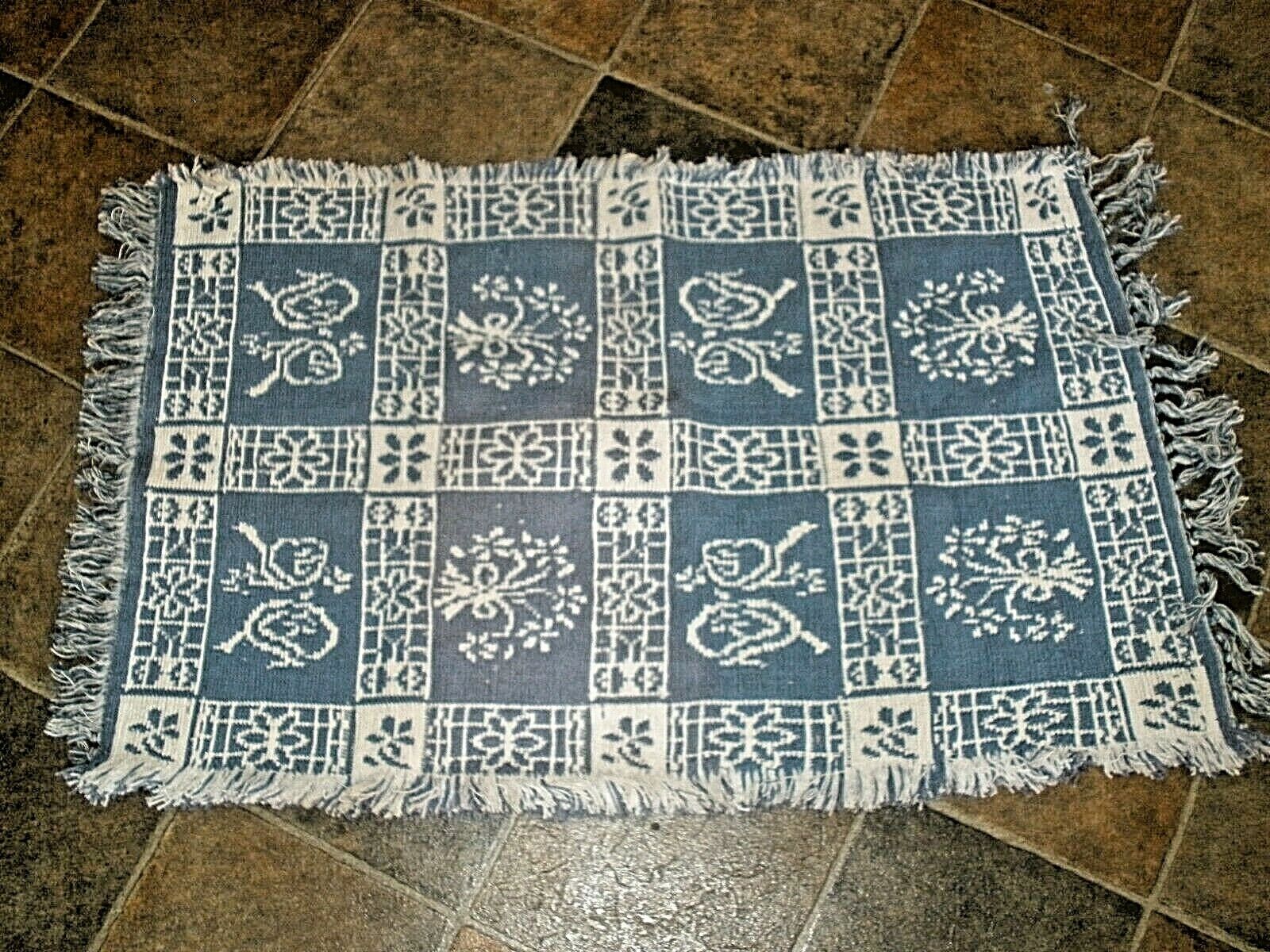 NEW Vintage Made in Amish Country PA Rug Blue & White 21" x 34"