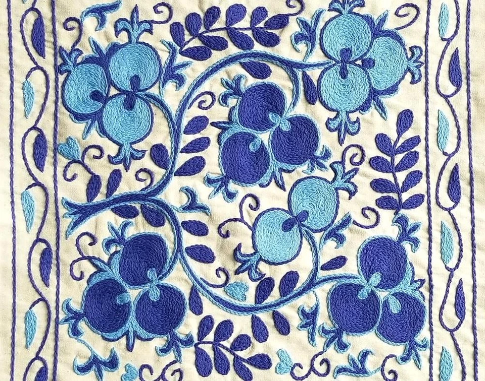 FUNDA DE COJÍN SUZANI SEDA UZBEKA BORDADA A MANO - APROX 16,5" X 17" Foto 3 de 4