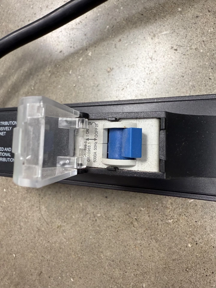 Unidad de distribución de energía 250 V montaje en rack PDU L6-30P 30 amperios Foto 2 de 4