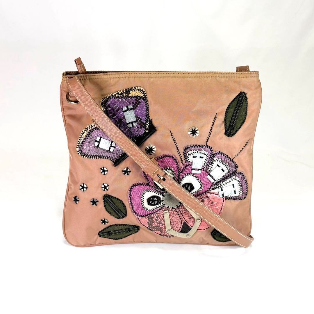 プラダ　PRADA ショルダーバッグ　フラワー　ピンク　刺繍　蝶々 プラダ PRADA ショルダーバッグ フラワー ピンク 刺繍 蝶々
