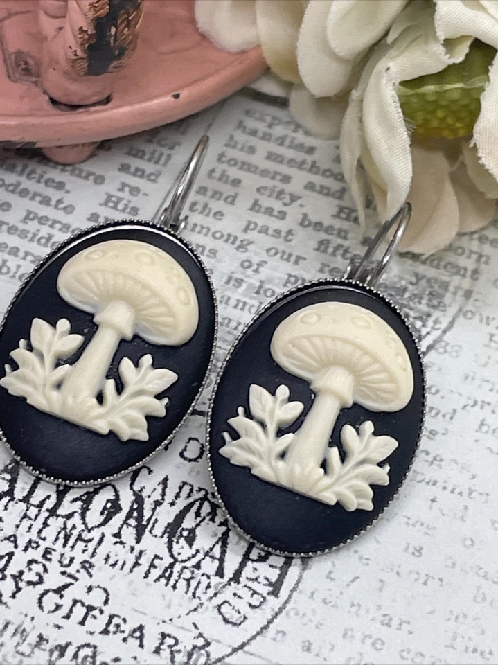 Brincos Mushroom Hippie Mod 70’s Cameo Silver Plate presente de casamento aniversário - Imagem 3 de 4