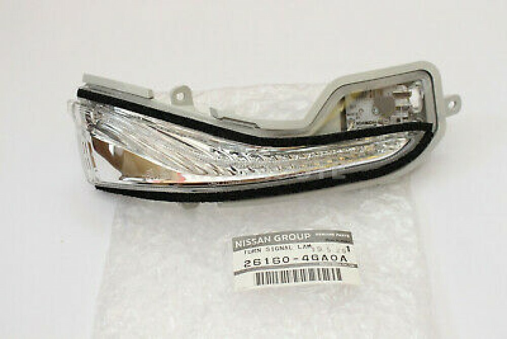 Nissan Genuine OEM PASSENGER DOOR MIRROR TURN SIGNAL RH V37 Q50