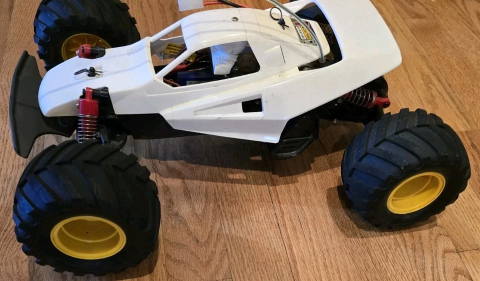 Vintage Tamiya Mad Bull 1/10 RC Buggy Remote Control Car Off-Road Racer - White - Image 4 of 4