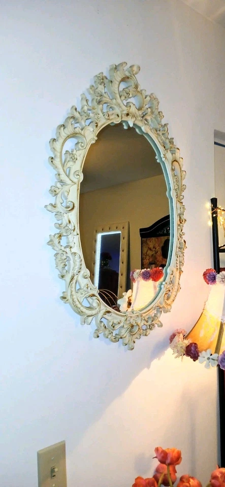 Великолепное винтажное большое настенное зеркало в стиле рококо, кремовое с мягкими золотыми акцентами.  - Изображение 2 из 4