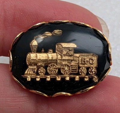 Vintage goldfarbene B & O Eisenbahn Lokomotive Zug Harz Cabochon Brosche / Anstecknadel