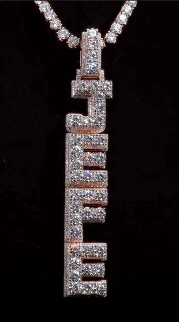 Colgante con letra personalizada de moissanita real de corte redondo de 3 quilates enchapado en oro rosa de 14 quilates plateado Foto 2 de 4