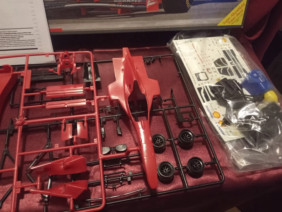 Ferrari F310B (1:24) - REVELL - Immagine 3 di 3