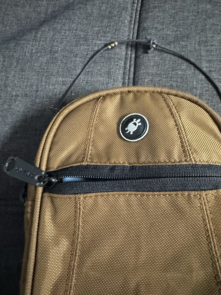 Bolso de Cadera y Hombro Pacsafe Metrosafe 100 Antirrobo Marrón RFID SEGURO Sin Correa Foto 3 de 4