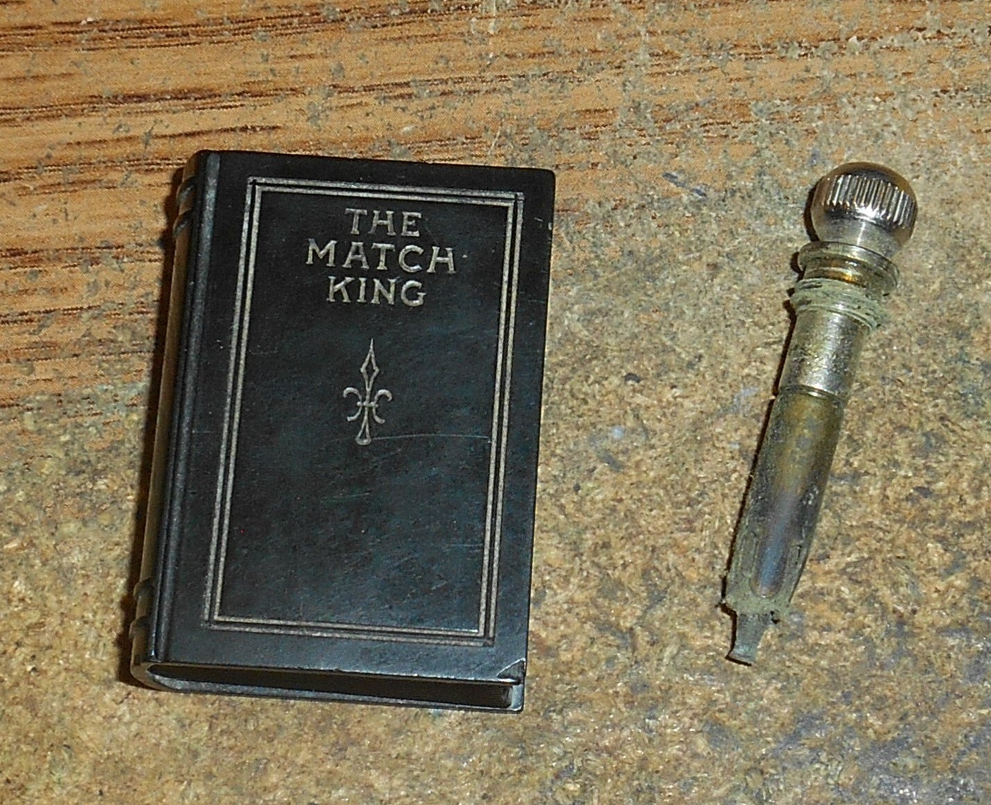 VINTAGE THE MATCH KING BOOK STYLE BAKELITE MATCH STRIKER LIGHTER/RARE