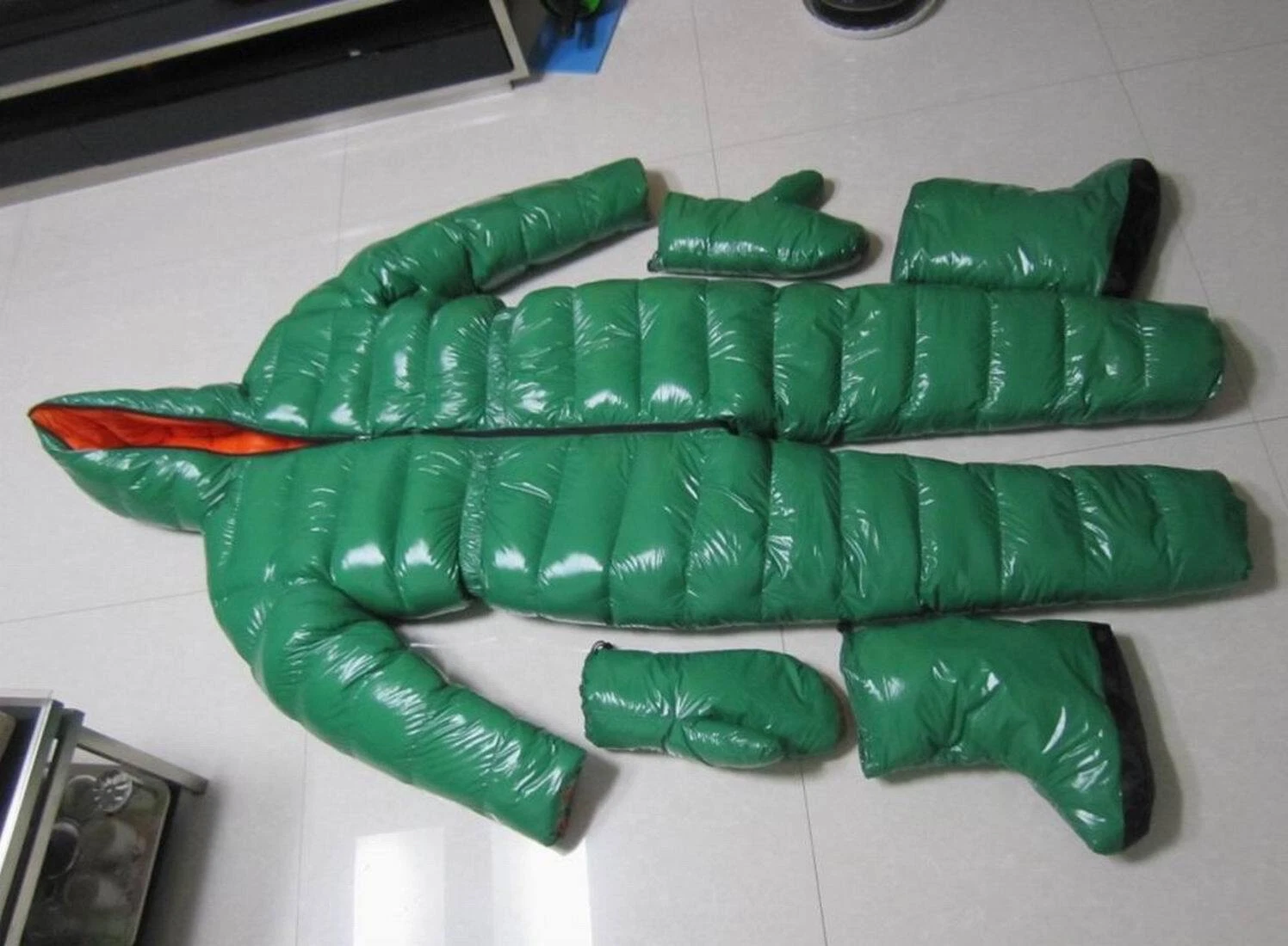 Shiny nylon ski down suit overall coat hood parka catsuit wetlook 2-6kg filling
Opens in a new windo