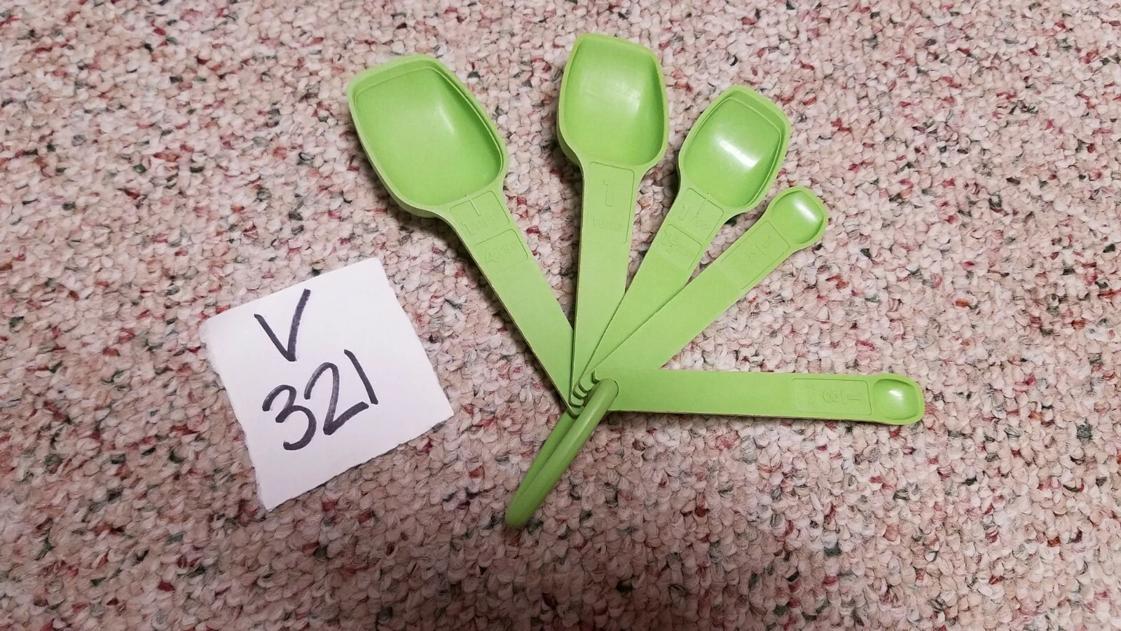 Set of 5 Vintage Tupperware Green Measuring Spoons with D ring