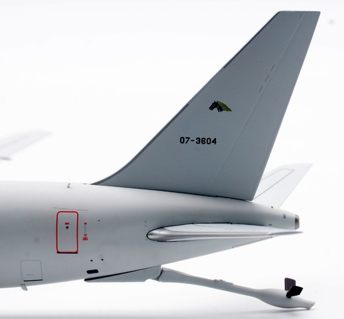 VUELO 1:200 FUERZA AÉREA JAPONESA Boeing B767-200 avión diecast modelo 07-3604 - Imagen 10 de 12