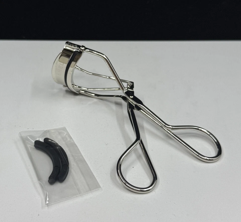 NEW Le Recourbe Cils De Chanel Eyelash Curler With 2 extra Silicone Refill Pads - Image 3 of 4