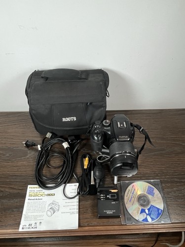 Cámara digital Fujifilm FINEPIX S200 EXR 12,0 MP 14,3x con estuche y accesorio - Imagen 1 de 15