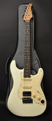 Mooer GTRS S801 Intelligent Guitar Vintage White & Footswitch w/SSC