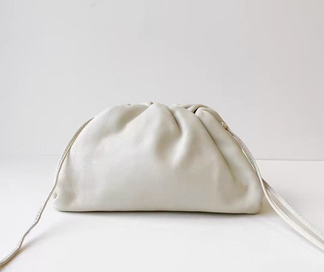 BOTTEGA VENETAミニ ホワイトラムスキン Pouch20*13cm Bottega Veneta Mini Pouch White Calfskin Crossbody Bag GHW | eBay