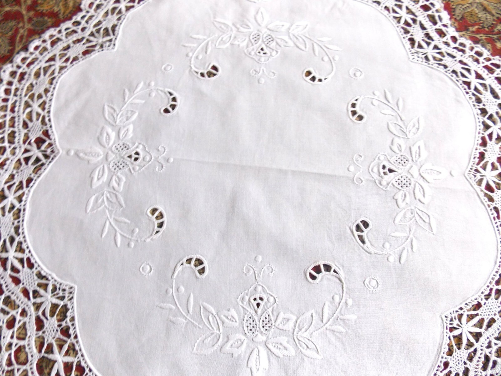 Napperon brodé main en dentelle aux fuseaux rond coton blanc 45 cm