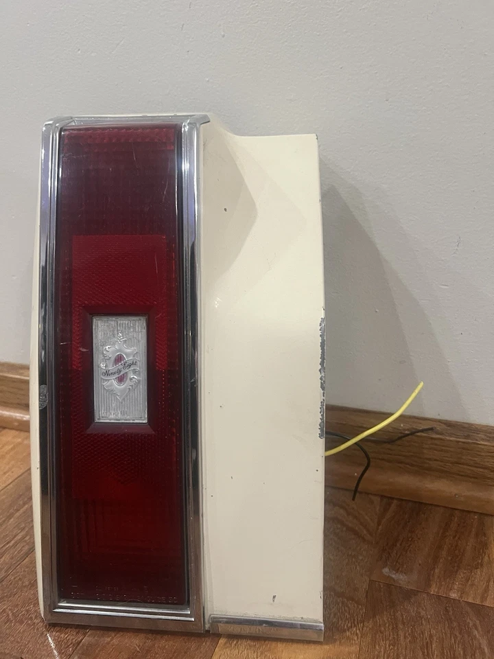 MONTAJE DE LUZ TRASERA IZQUIERDA OLDSMOBILE 98 1980 1981 1982 1983 1984 1985 1986 Foto 3 de 4