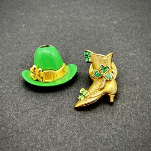 Menge/2 Vintage Pins DARIA grüne Mütze goldener Stiefel Irish Clover St Patricks - Bild 1 von 12