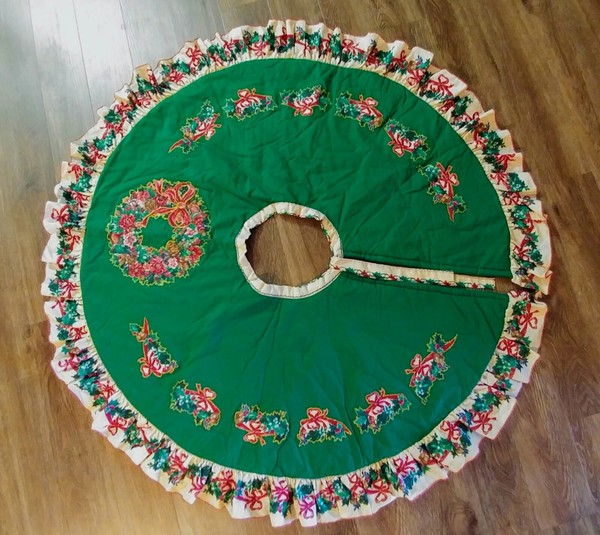 vintage christmas tree skirt plush wreath holly ruffle appliques gold trim 47 hover to zoom - Vintage Christmas Tree Skirt vintage christmas tree skirt plush wreath holly ruffle appliques gold trim 47 hover to zoom - Vintage Christmas Tree Skirt
