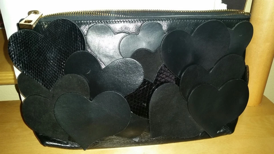 Bolso de Mano Marc Jacobs Love de Cuero Negro con Apliques de Corazón y Bolsa para el Polvo. Foto 2 de 4