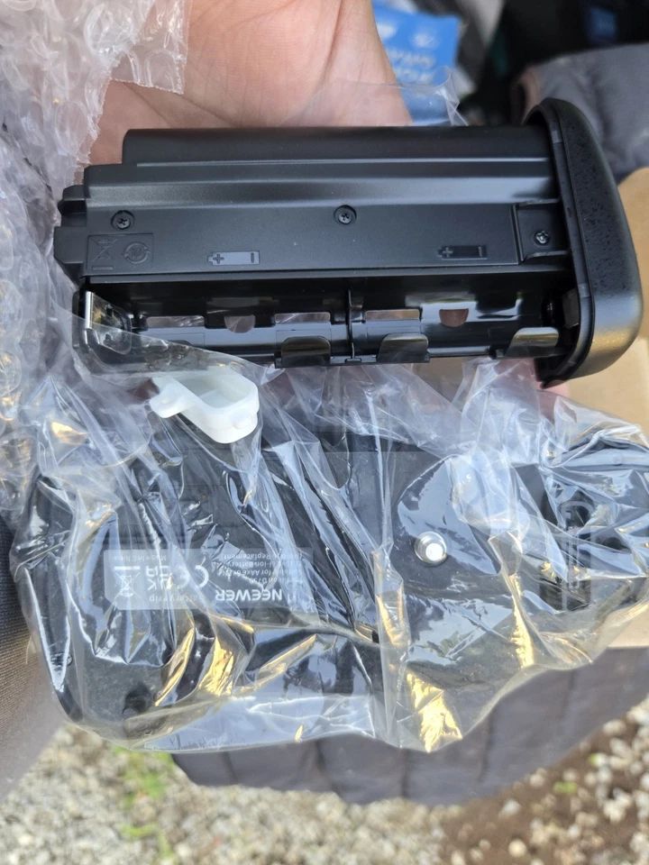 Paquete de empuñadura de batería Neewer MB-D16 para cámara Nikon D750 DSLR Foto 3 de 3