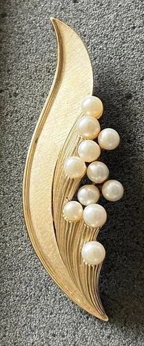 Vintage Signed Crown Trifari Gold tone Pearl Brooch Pin 3 Inch