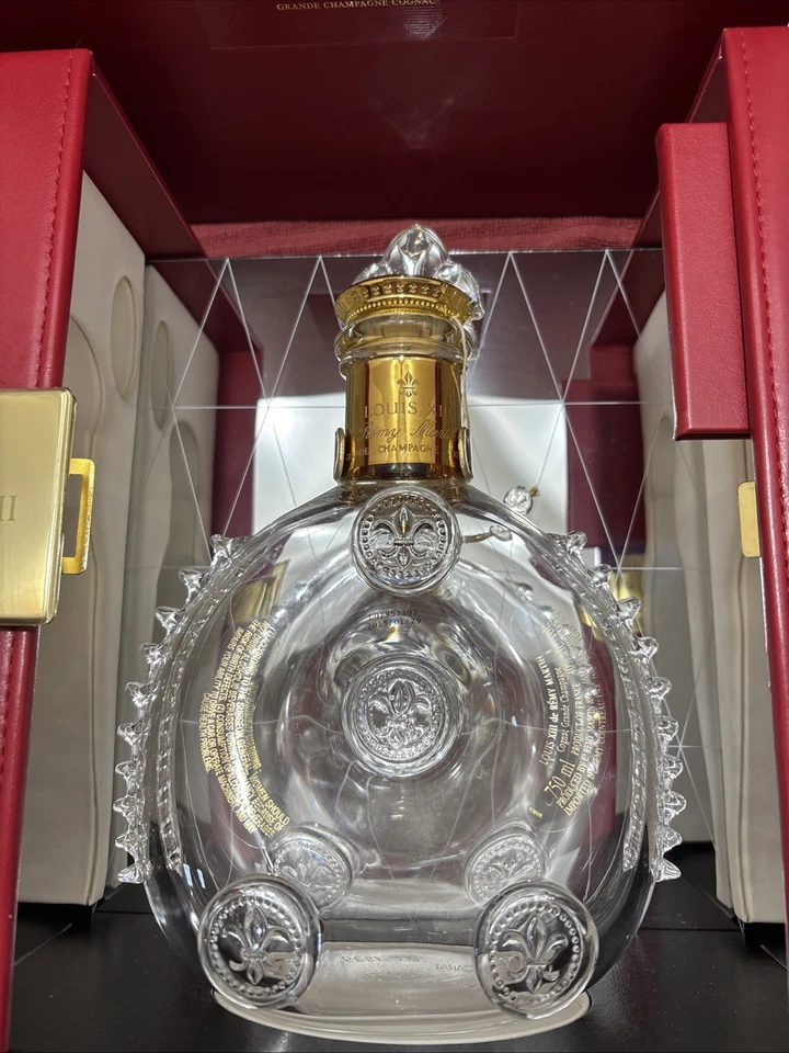 Remy Martin Louis XIII бутылка, книга и витрина баккара кристалл - Изображение 2 из 4