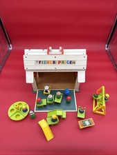 1971 FISHER PRICE LITTLE PEOPLE #923 FAMILY SCHOOL HOUSE W/ PLAY PIECES VINTAGE