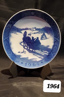 ROYAL COPENHAGEN 1964 ''Fetching the Christmas Tree''Denmark Christmas Plate (BP7)