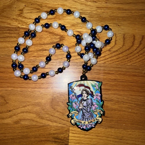 HERMÈS 2025 Hermes Visioni di Giovanna d'Arco Perline Martedì Grasso Medaglione Polystone Illuminato