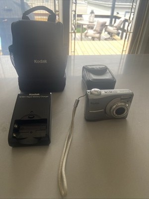 Kodak EasyShare C813 8.2MP Digital Camera - Silver With 2 Cases Tested