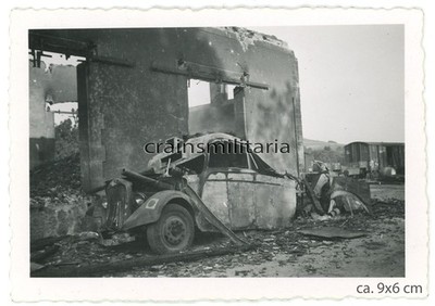 Orig. Foto zerstörte franz. Beute Lkw Bus Lieferwagen in Frankreich 1940