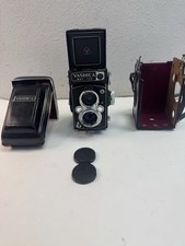 YASHICA MAT-124 - CAMERA WITH LEATHER CASE IN GREAT CONDITION - VINTAGE 1970's