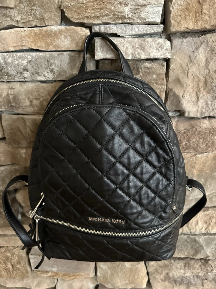 Mochila de cuero negra acolchada Michael Kors Rhea Foto 4 de 4