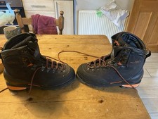 Salomon Super mountain size 9 Winter Mountaineering Boots Fantastic Condition