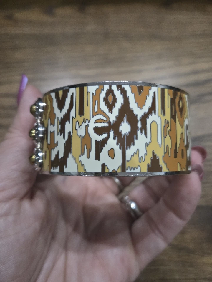 Brazalete Brazalete HENRI BENDEL Tono Dorado Esmalte Tribal Bisagras Anchas NUEVO CON ETIQUETAS Foto 2 de 4