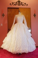 1950s/1960s Tiered Ruffle Lace Vintage Romantic White Wedding Dress XXS / XS