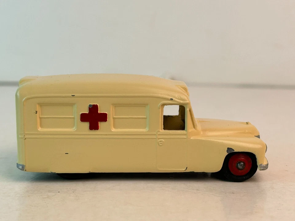 Dinky #253,1950 年代戴姆勒救护车,重漆 — 第 3/4 张图片