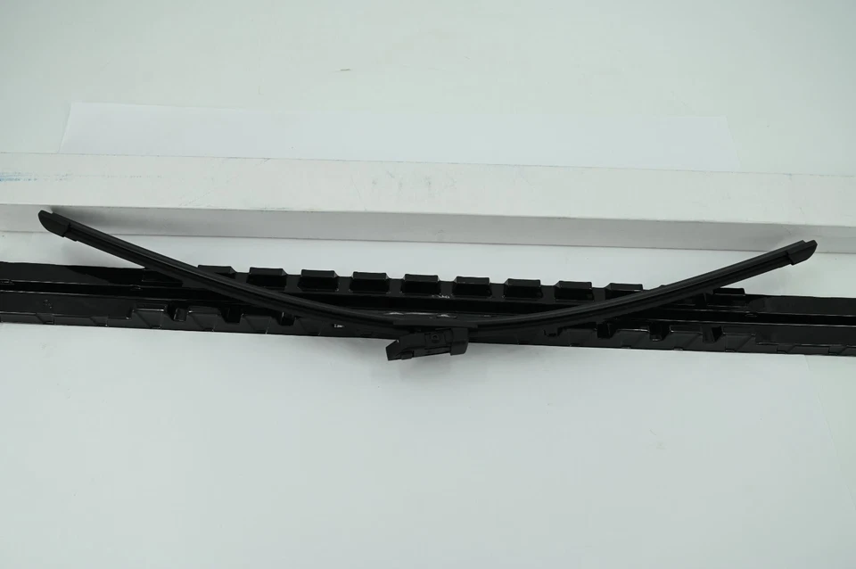 Limpiaparabrisas delantero derecho original OEM Aston Martin P/N HY53-17528-AA Foto 2 de 3