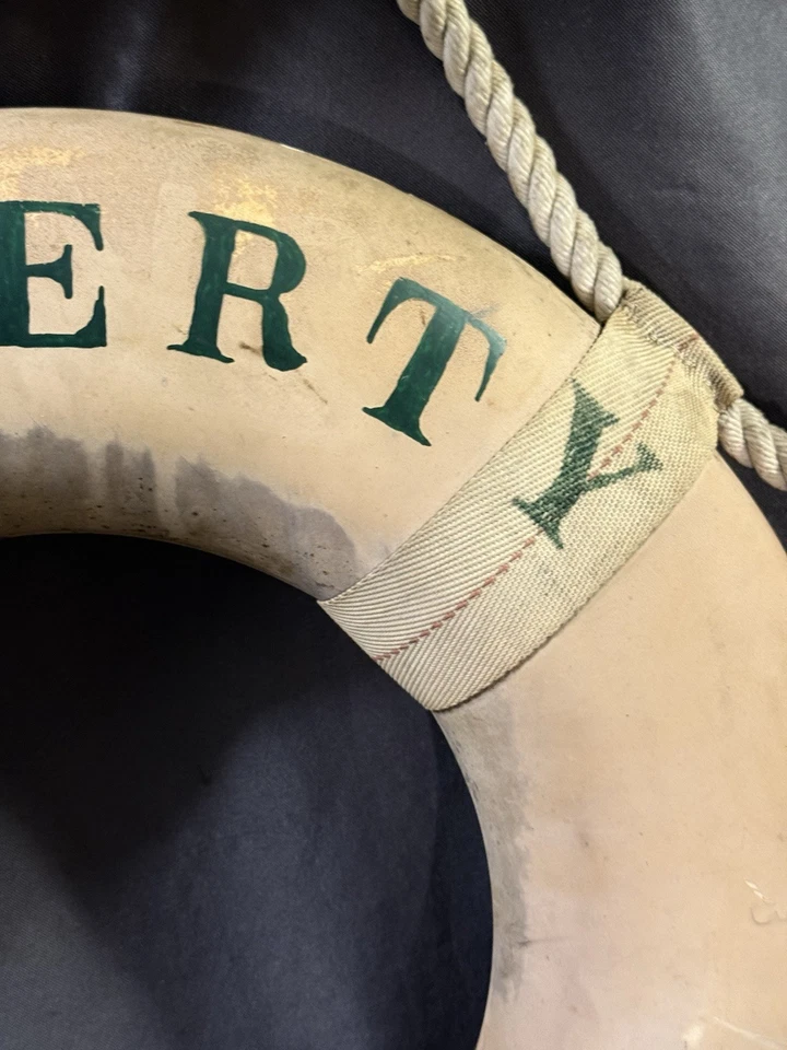 Antiguo anillo salvavidas náutico pintado boya salvamento marítimo Foto 4 de 4