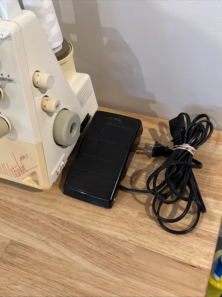 Máquina Serger Bernina Bernette Funlock 004 con pedal ESTADO DE FUNCIONAMIENTO Foto 4 de 4