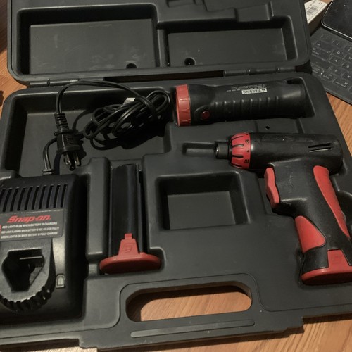 SNAP ON CORDLESS SCREWDRIVER CT5561 W/CHARGER,CASE,2 Batteries Flash Light