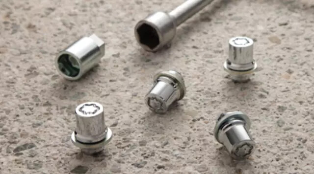 TOYOTA4本ロック。 Toyota Lexus Scion Wheel Lock Key (3 Leaf Clover Design