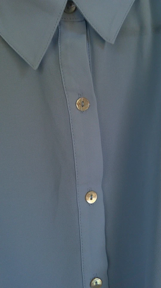 Blusa sin mangas pequeña LOVE 21 azul claro cuello botón delantero para mujer Foto 2 de 4