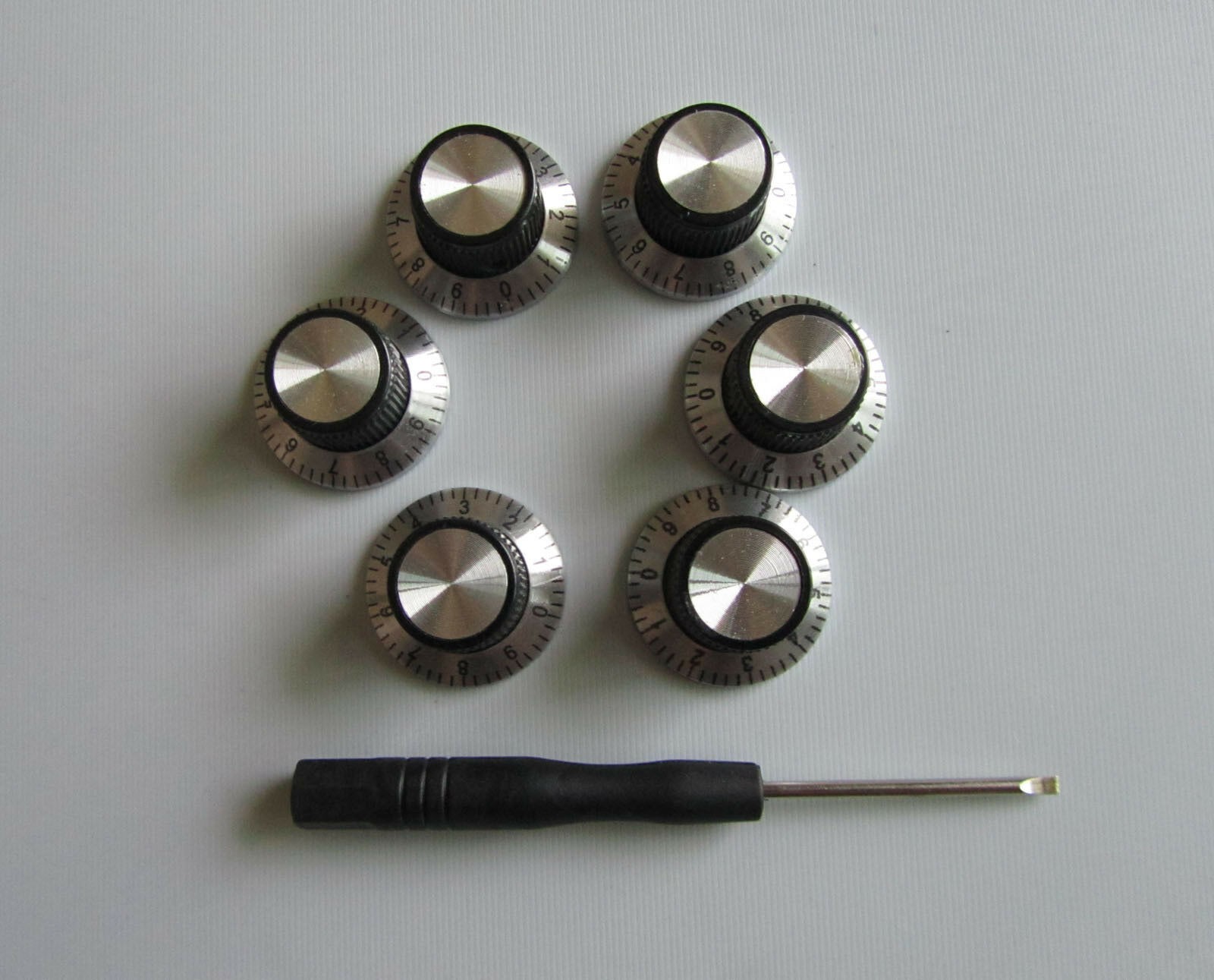 6x Pulsanti Amplificatore AMP Chitarra Stile Vintage Nero/Argento Tappo