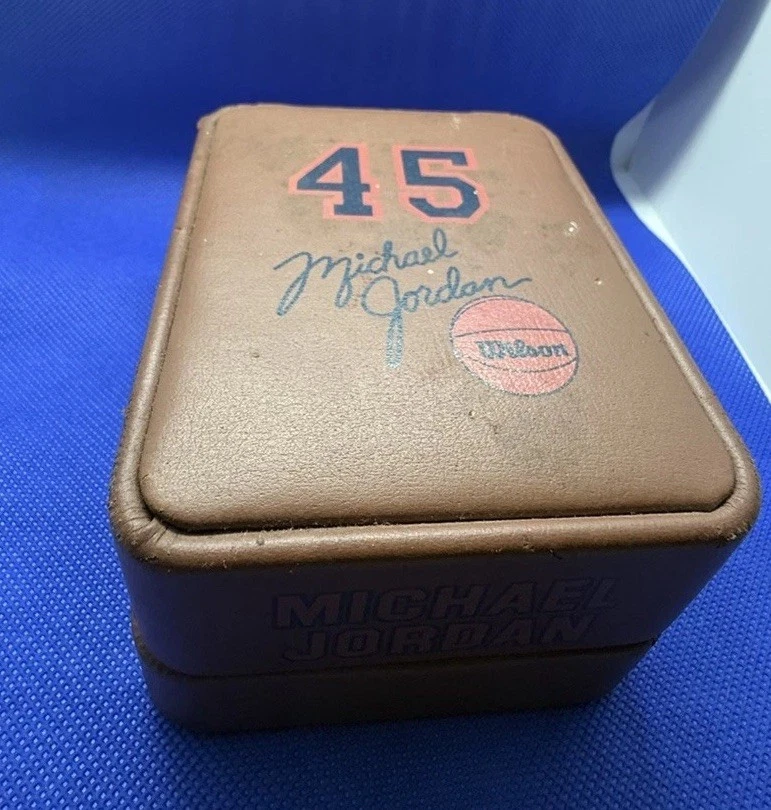 Reloj Michael Jordan Wilson Glowatch 45 HE’S BACK Estuche de Baloncesto Chicago Bulls Foto 2 de 4
